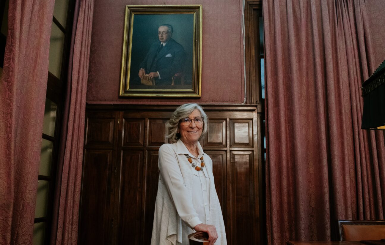 La presidenta bajo el cuadro de un presidente de la Real Academia de las Ciencias