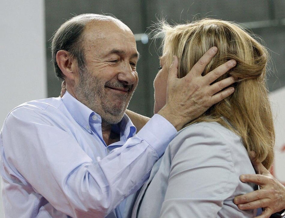 Alfredo Pérez Rubalcaba, junto a Elena Valenciano, durante un cierre de campaña de 2014