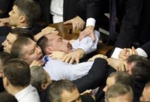 Pelea en el Parlamento de Ucrania - Internacional