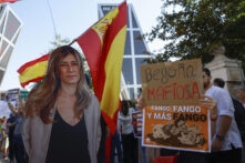 Protestas con la silueta de Begoña Gómez a las puertas de los juzgados de plaza Castilla