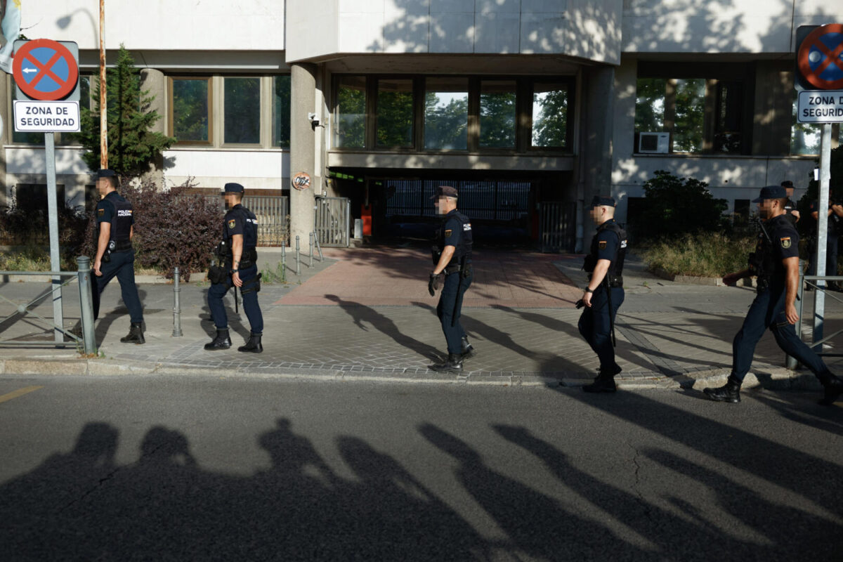 Varios policías se despliegan en los alrededores del Juzgado de Instrucción número 41 de Madrid