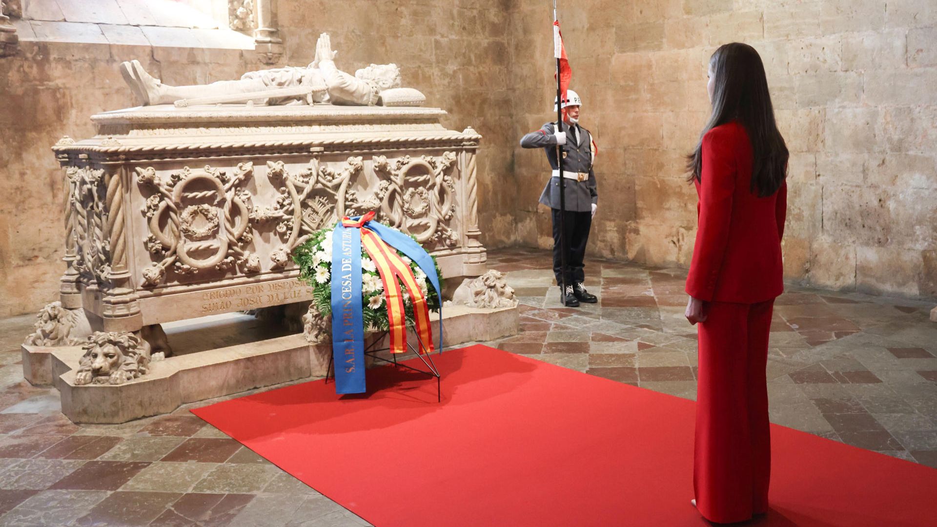 Leonor hace la ofrenda floral en el Monasterio de los Jerónimos