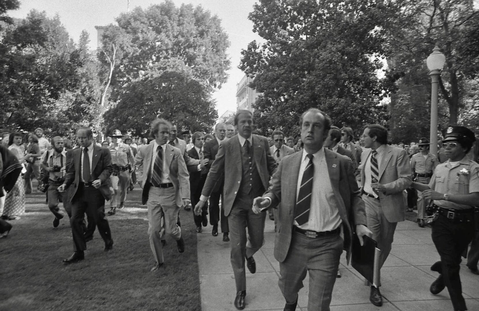 Gerald Ford abandonando el lugar del atentado en 1975 en Sacramento, California