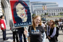Un miembro del Comité Demócrata de San Francisco sostiene una imagen de la vicepresidenta Kamala Harris