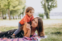 Mamá con hijo en el parque.