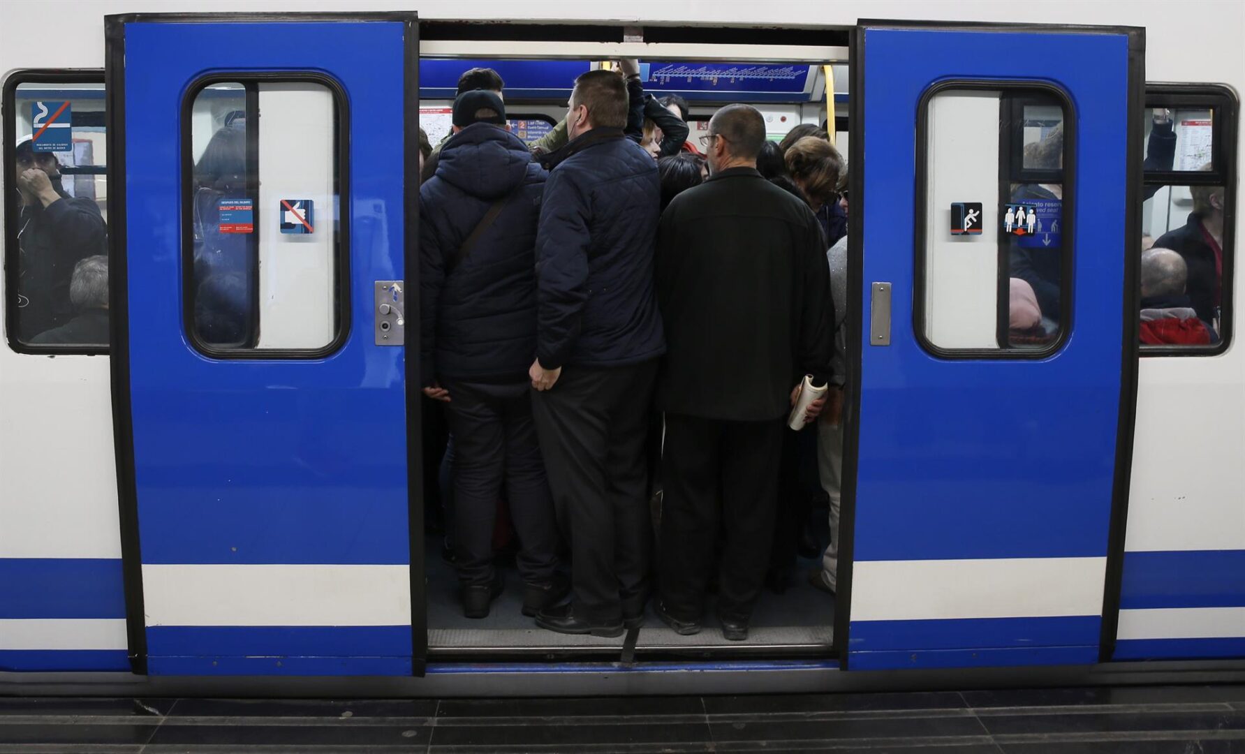 Concierto yonqui-zombi telefónico en el metro de Madrid - Opinión -  Artículo 14