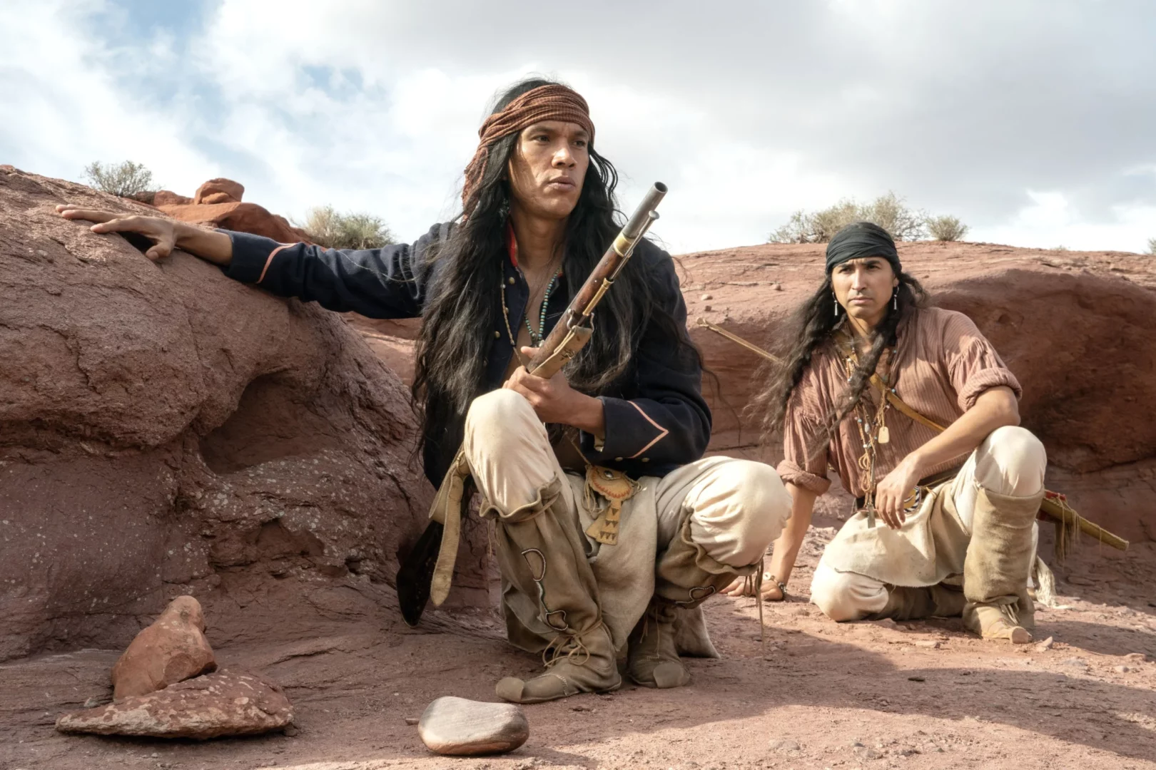 Owen Crow Shoe y Tatanka Means como guerreros apache en la película de Kevin Costner 'Horizon: An American Saga'