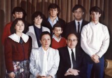 Barcelona, 1986. .Jordi Pujol y su esposa, Marta Ferrusola posan con sus siete hijos: Mireia, a la dch. de su madre; Oriol, detrás; Marta; Josep, con camisa azul; Jordi; Pere y Oleguer.