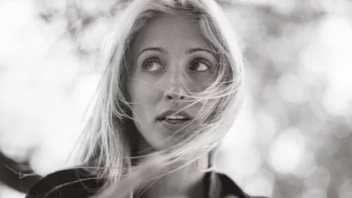 Portada del libro "CBK Carolyn Bessette Kennedy: A Life in Fashion" de Sunita Kumar Nair. Publicado por la editorial Abrams.