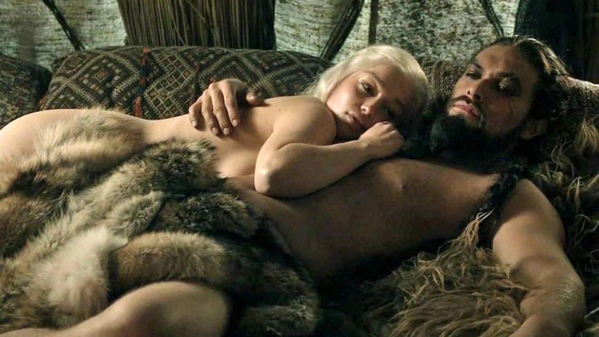 Emilia Clarke y Jason Momoa en una escena de 'Juego de Tronos'