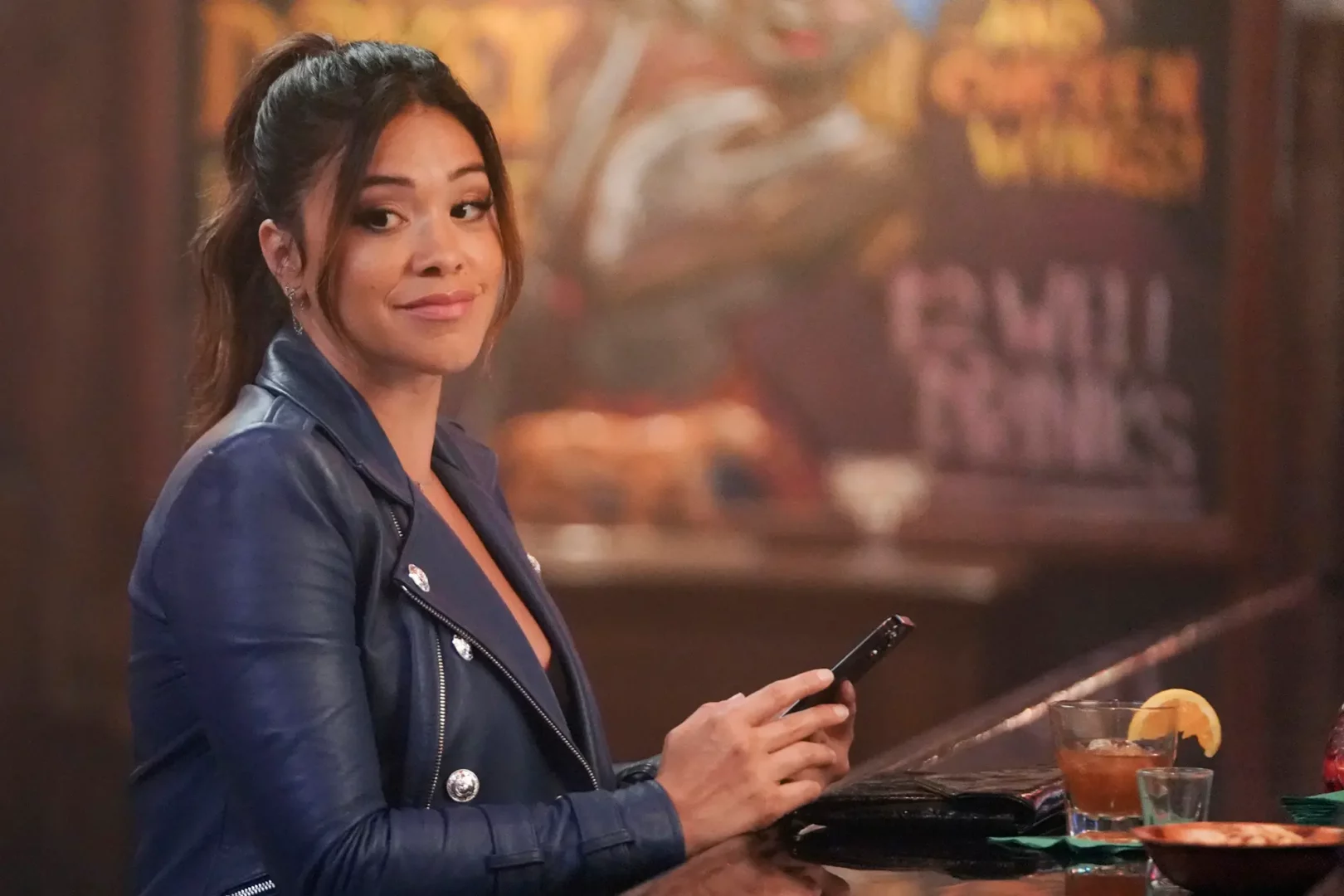 Fotograma de Gina Rodriguez en 'Casi muertos'