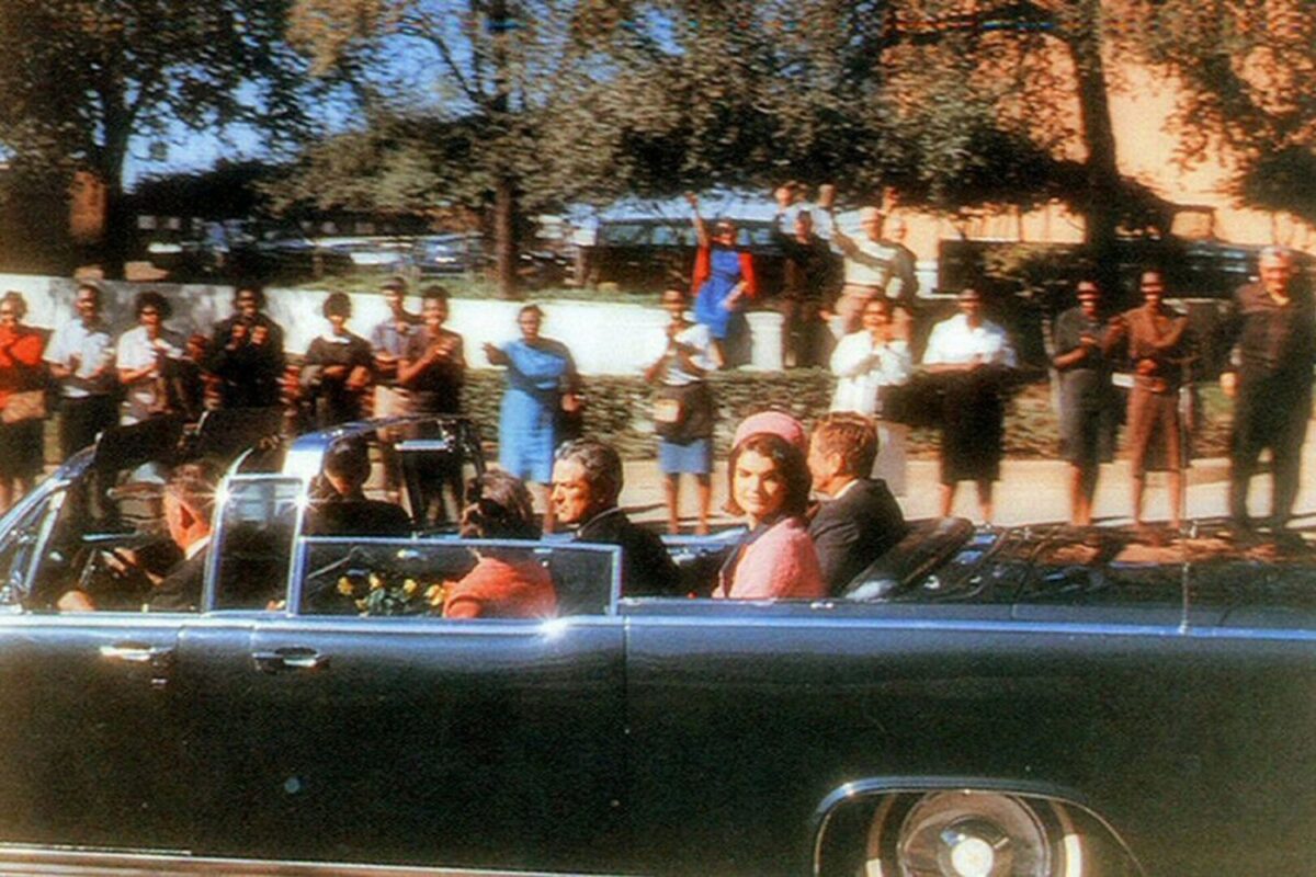 La imagen del presidente John F. Kennedy junto a su mujer, Jackie Kennedy, poco antes de su asesinato en Elm Street