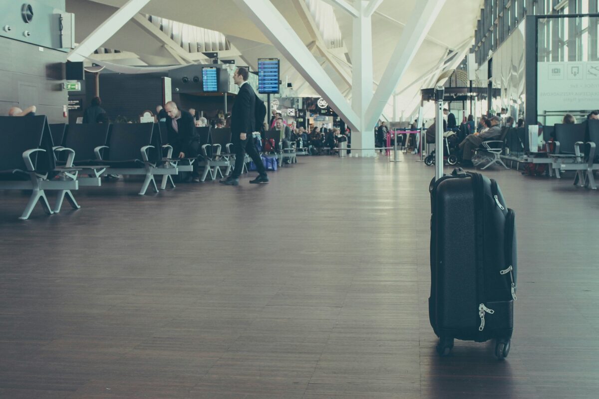 Maletas en el aeropuerto - Sociedad