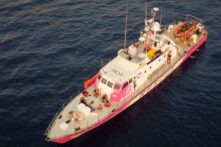 El "Louise Michel", el barco de salvamento financiado por el artista de arte urbano británico Banksy