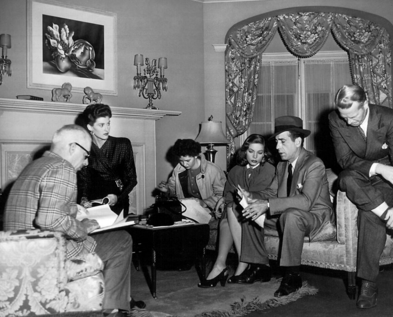 Howard Hawks, Leigh Brackett, Lauren Bacall y Humphrey Bogart en el set de 'El sueño eterno' (1946)