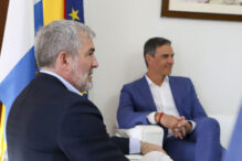 El presidente del Gobierno, Pedro Sánchez (d), durante la reunión que mantuvo este viernes en Santa Cruz de La Palma con el presidente de Canarias, Fernando Clavijo