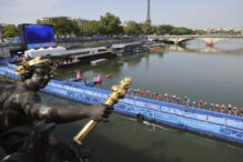 Una imagen del triatlón femenino en el río Sena de París