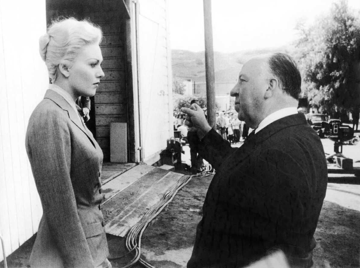 Hitchcock dirigiendo o torturando a Kim Novak en el set de Vértigo