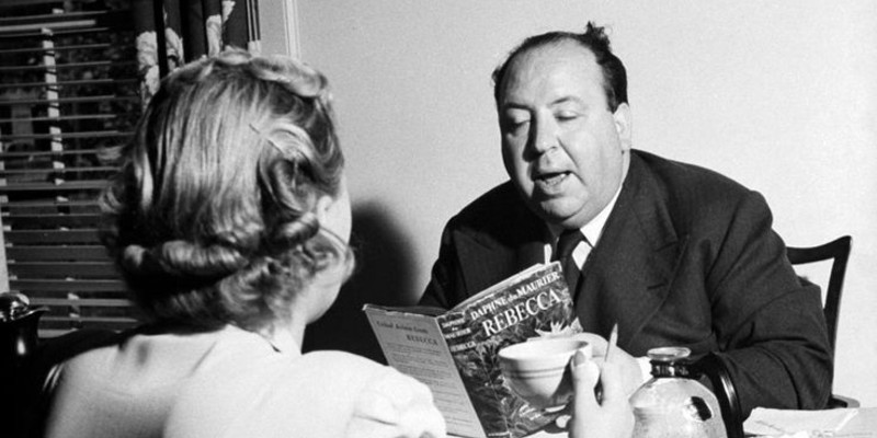 Hitchcock leyendo a su escritora favorita, Daphne Du Maurier