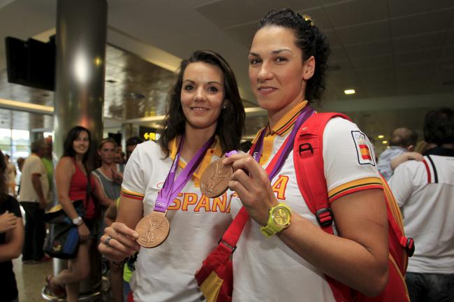 Beatriz Fernández y Verónica Cuadrado, con su medalla olímpica