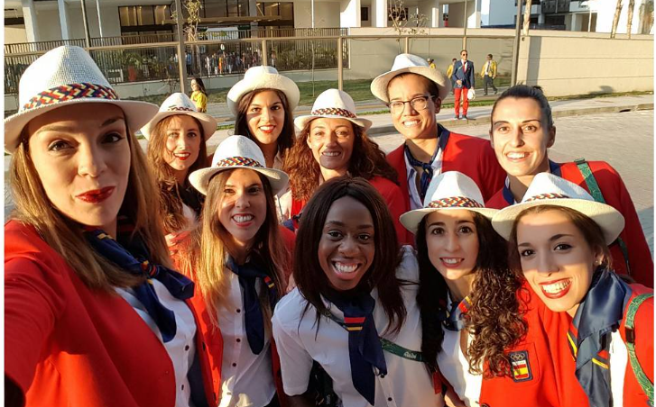 Bokesa, con el equipo femenino de baloncesto en los Juegos de Río 2016