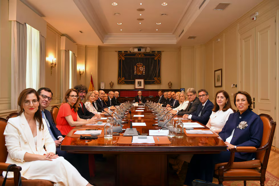 El nuevo pleno del Consejo General del Poder Judicial (CGPJ), durante su reunión constitutiva