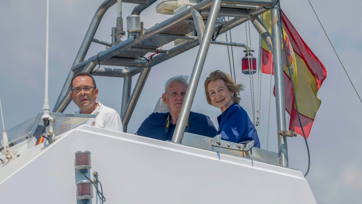 La Reina Sofía sigue desde el barco la competición de vela en Palma