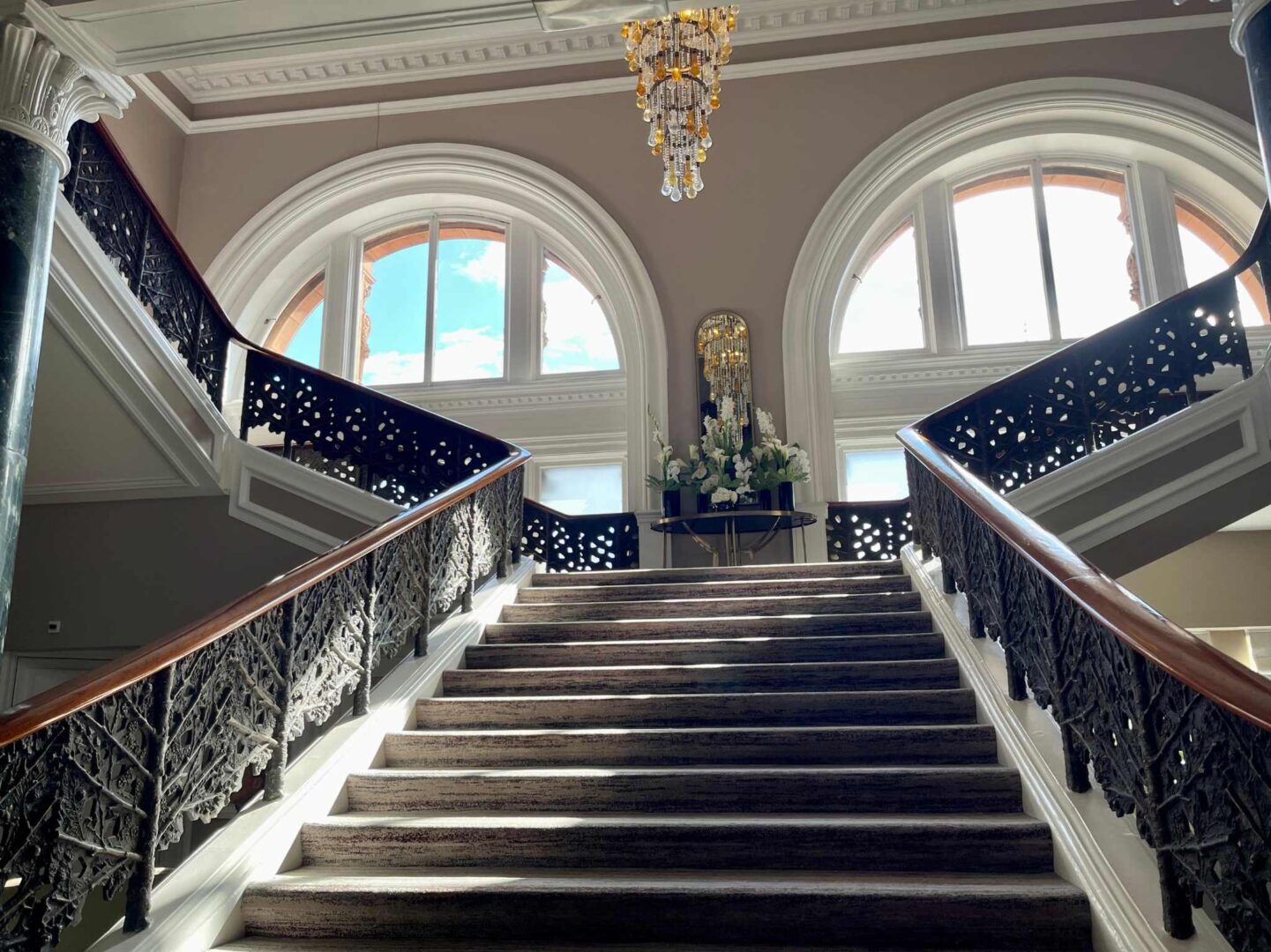 Detalle de la escalera del Waldorf Astoria de Edimburgo