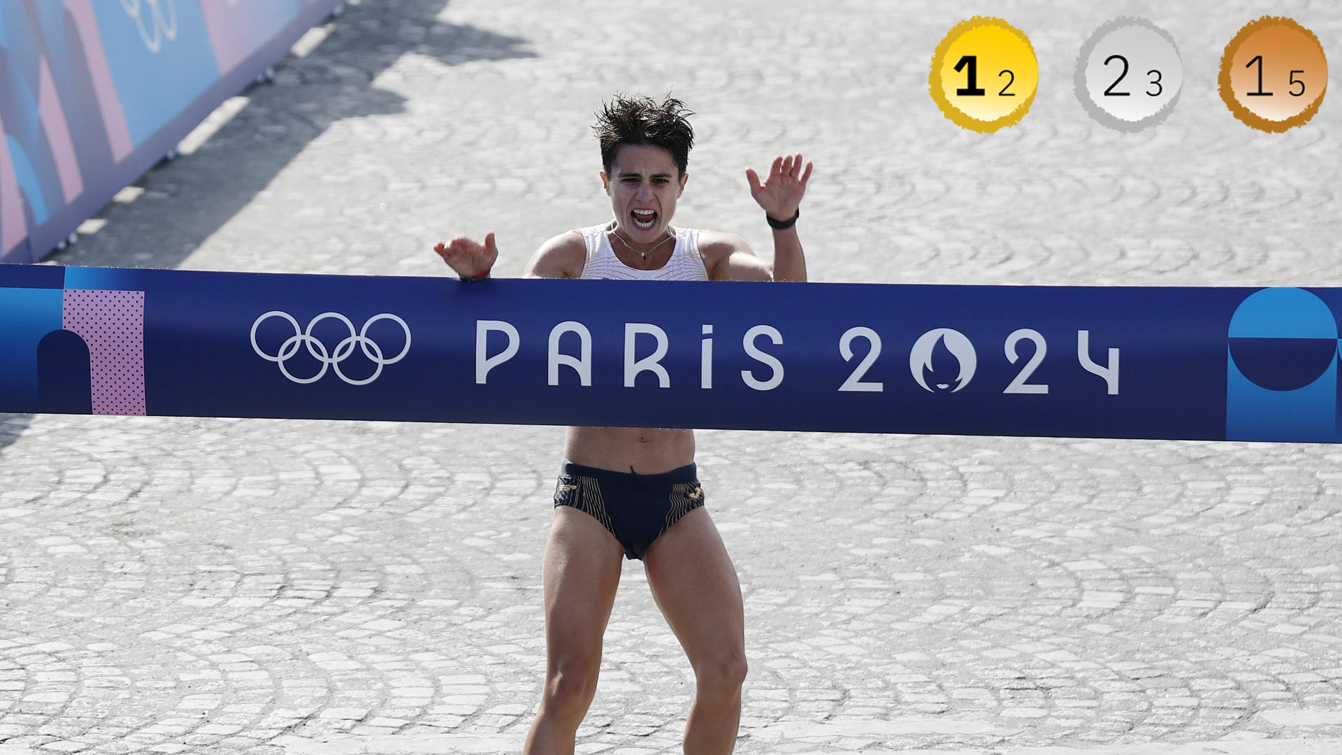 María Pérez cruzando la línea de meta en primera posición