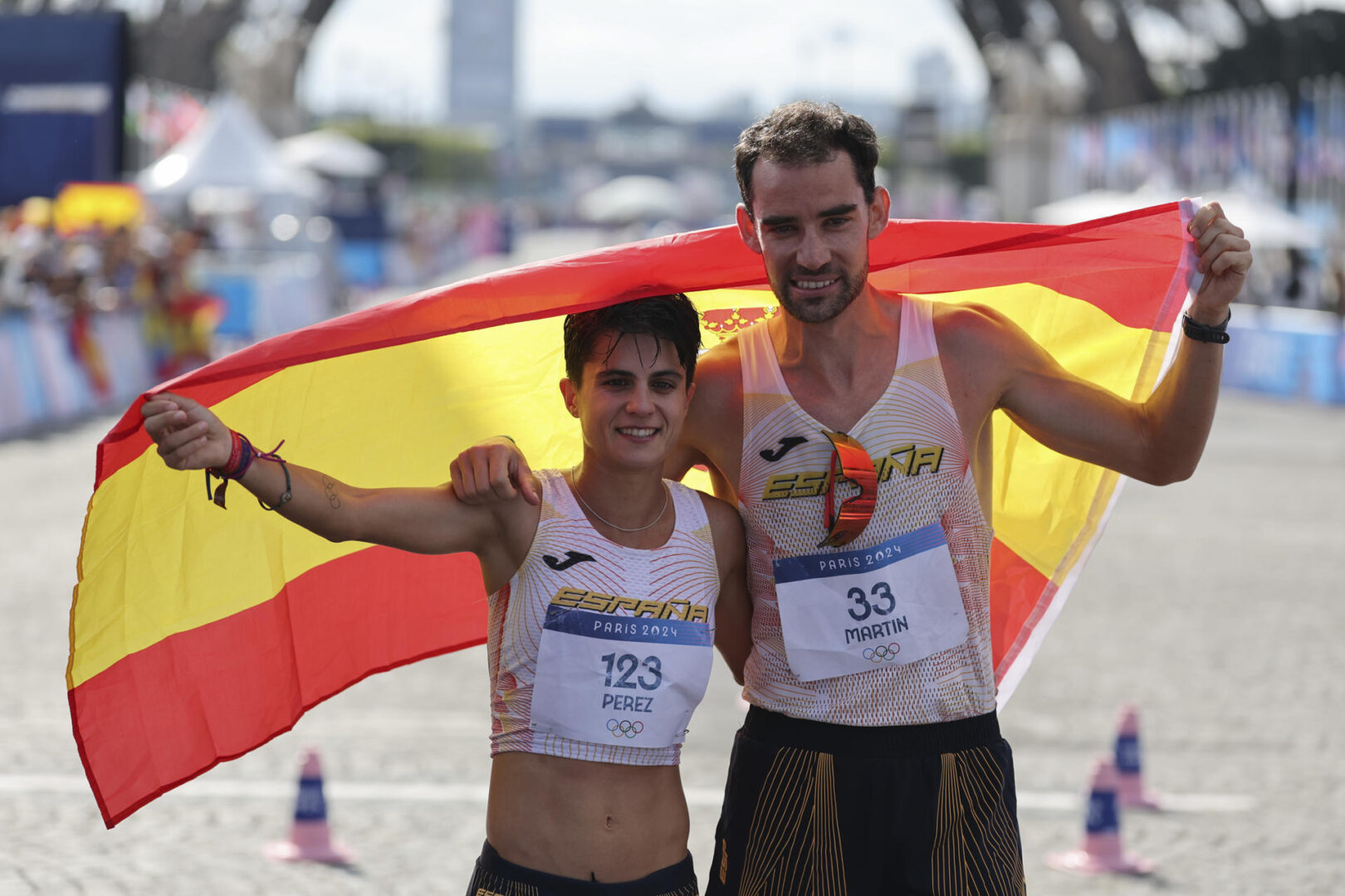 María Pérez junto a Álvaro Martín tras ganar el oro en maratón mixto de marcha