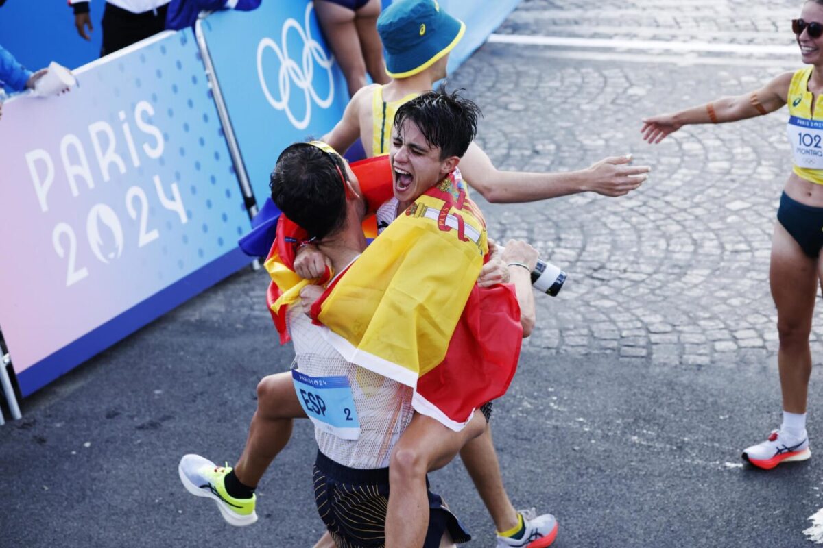 La euforia de María Pérez tras ganar el oro en el maratón mixto de marcha