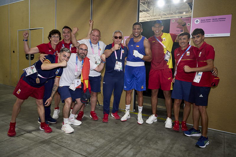 Alejandro Blanco y los presidentes de Boxeo, Triatlón y Patinaje con el medallista de plata Enmanuel Reyes. 