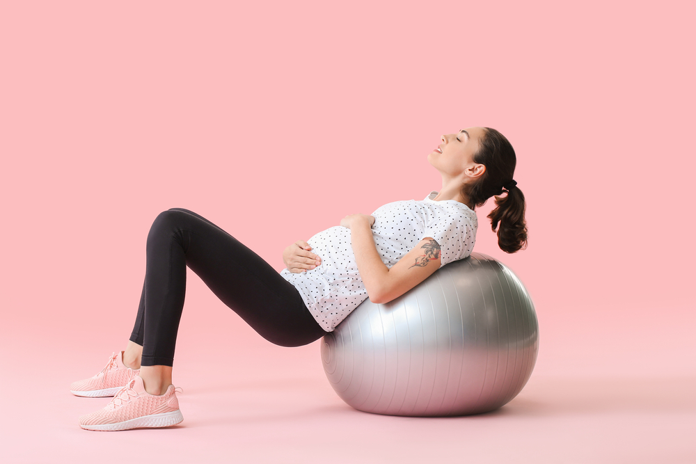 La pelota de pilates es una herramienta que nos ayuda a tonificar nuestro suelo pélvico