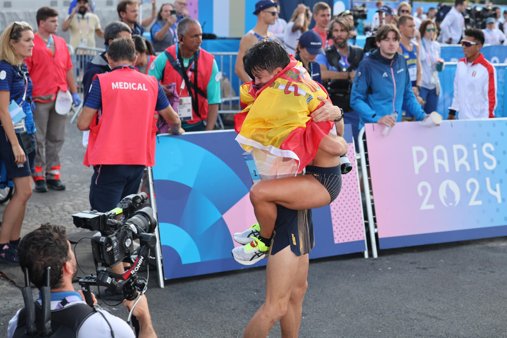 El primer abrazo de los campeones Álvaro Martín y María Pérez tras su oro olímpico