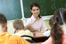 Profesora en clase infantil.