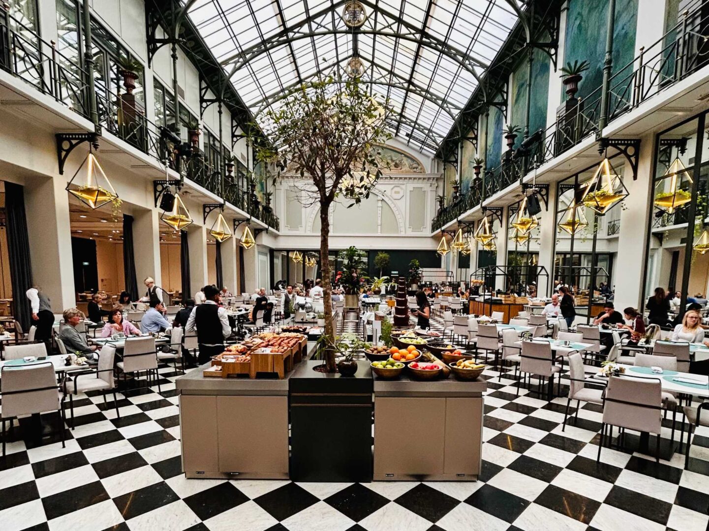 El Damero del hotel Krasnapolsky y su jardín de invierno