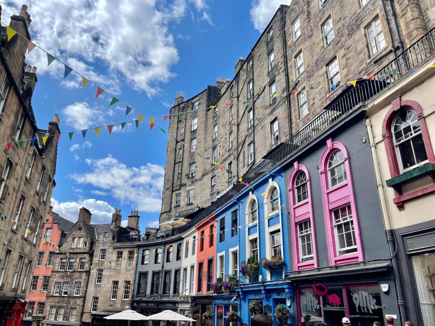 La pintoresca Victoria Street, ideal para comprar cashmere y souvenirs de Harry Potter, Edimburgo