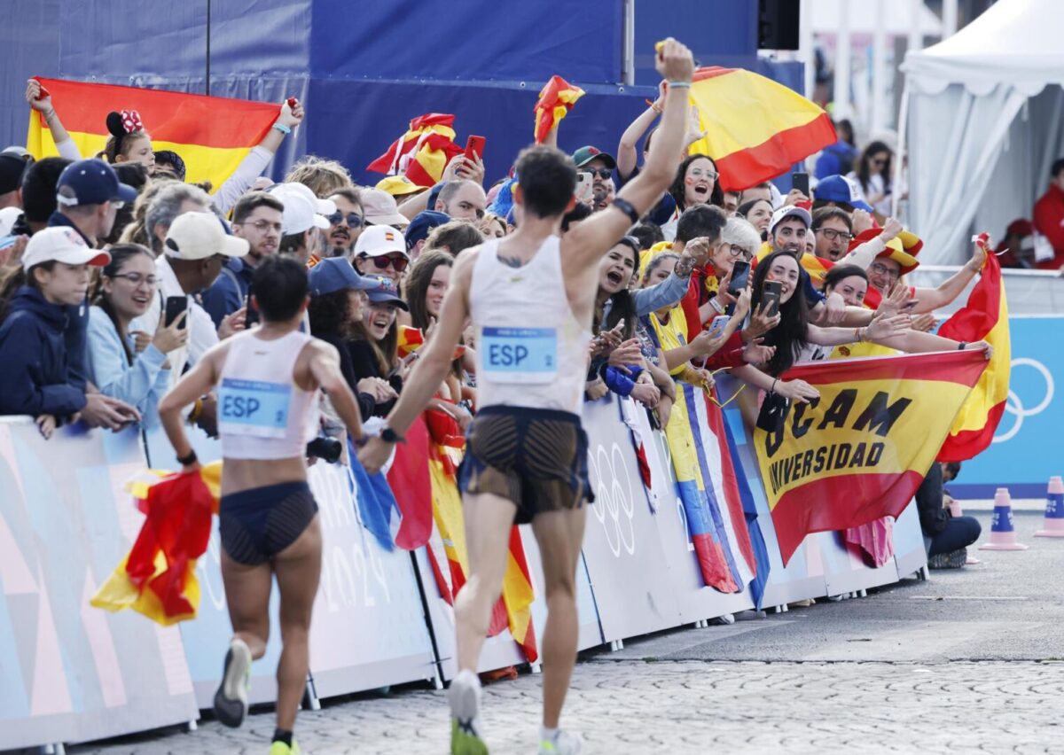 María Pérez y Álvaro Martín dieron una vuelta de honor a una parte del recorrido para agradecer el apoyo de la afición española