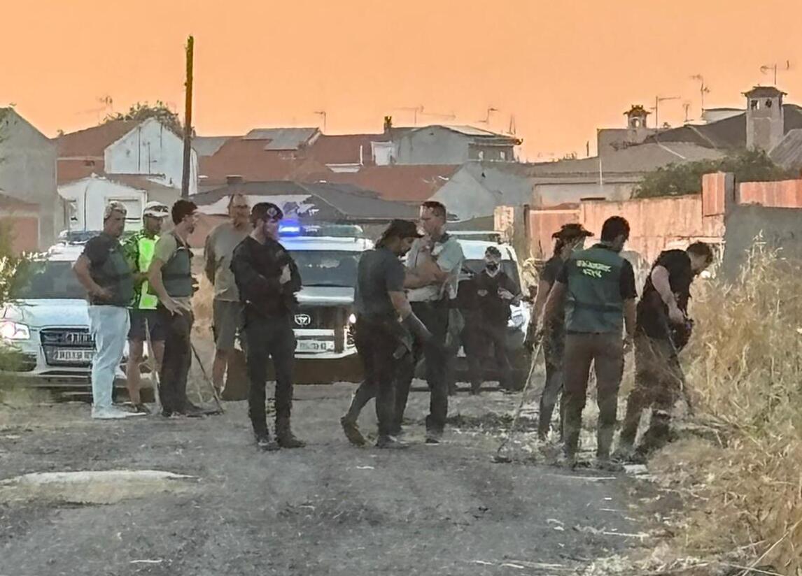 Este es el momento en el que buscaban el arma en los alrededores de la acequia