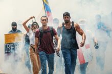 Un joven activista por la libertad escapa de Venezuela y pide asilo político en Miami en la película 'Simón'