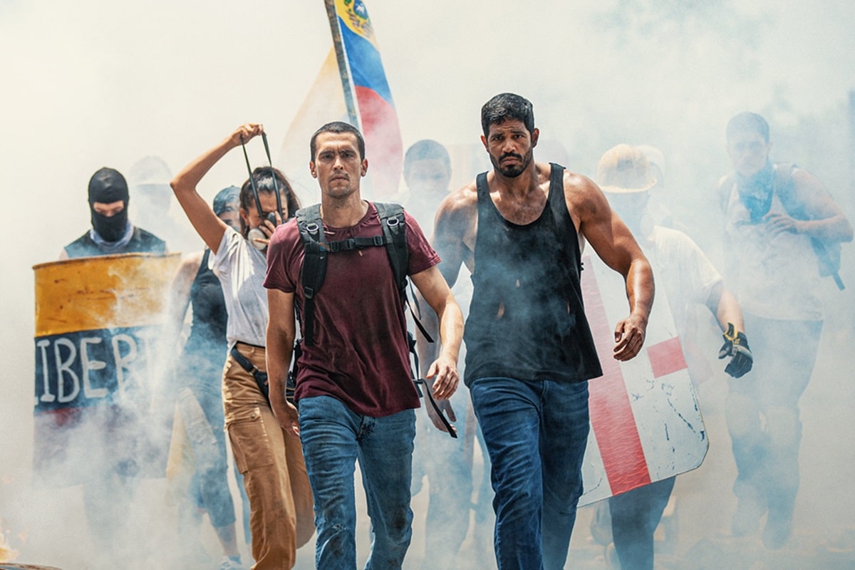 Un joven activista por la libertad escapa de Venezuela y pide asilo político en Miami en la película 'Simón'