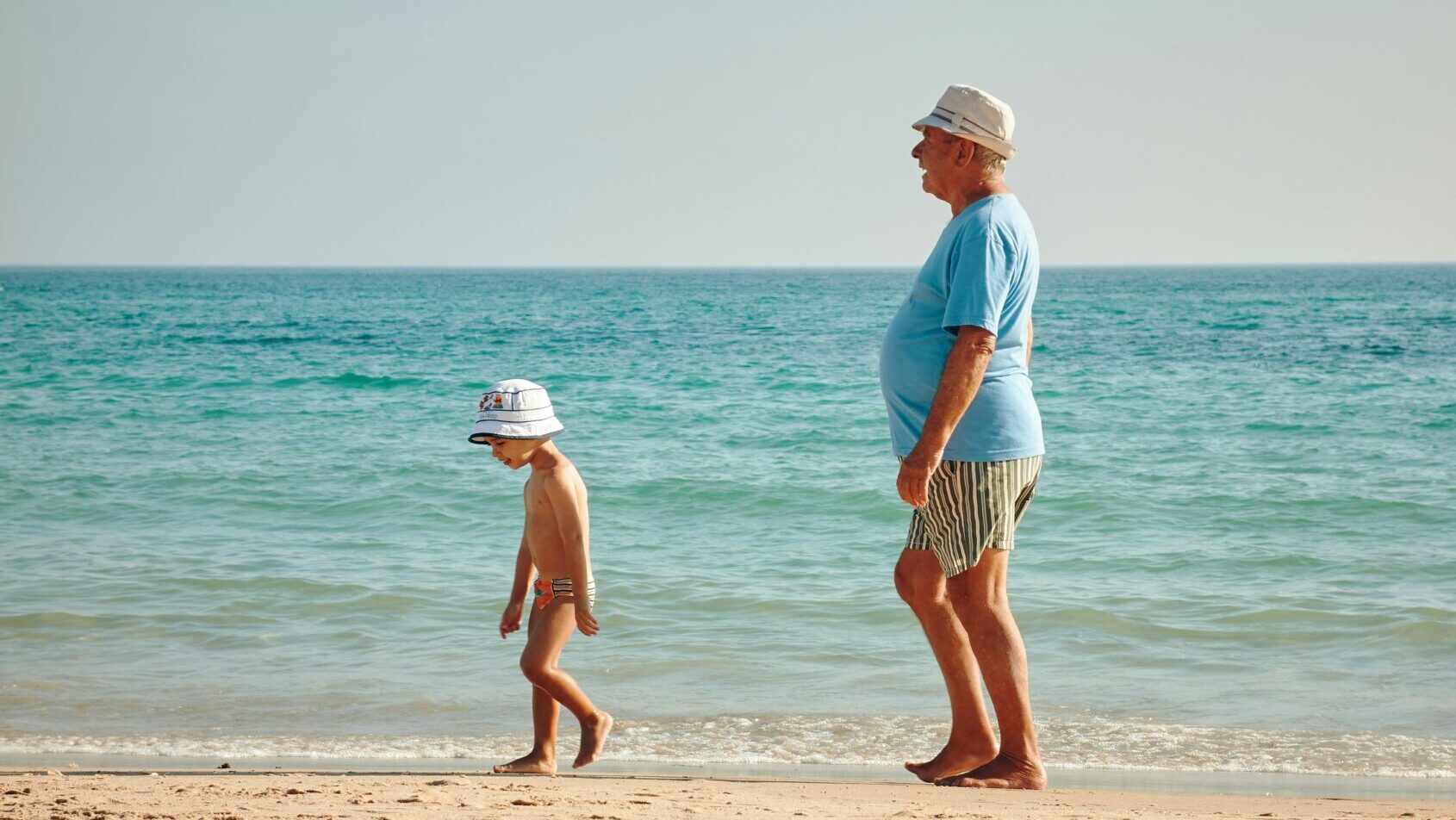 nietos y abuelos en la playa 