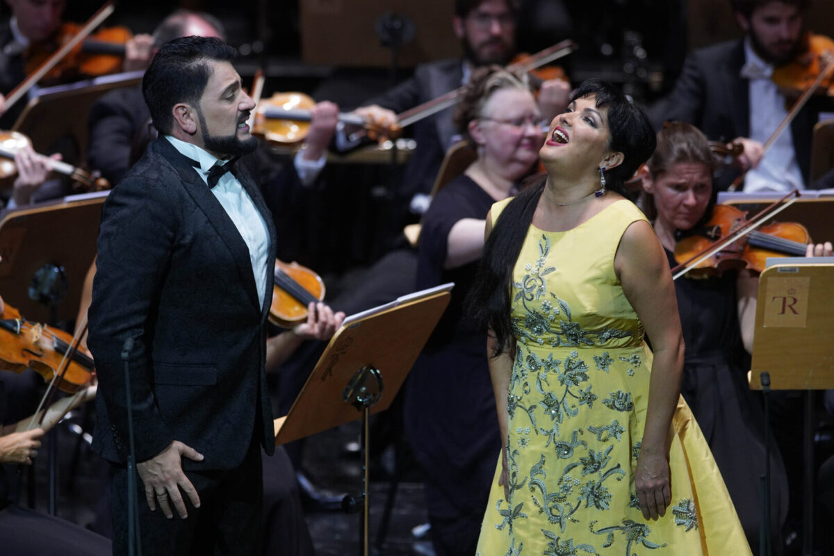 La soprano Ana Netrebko y el tenor Yusif Eyvazoz durante el concierto lírico que han ofrecido hoy jueves en el Teatro Real de Madrid