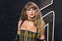 La cantante Taylor Swift posa durante la alfombra roja de los MTV Video Music Awards 2024