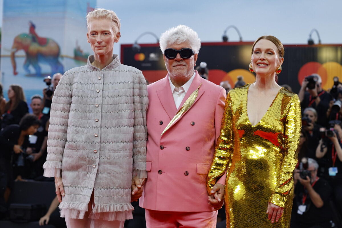 Tilda Swinton, Pedro Almodóvar y Julianne Moore, en la presentación de la película 'La habitación de al lado' en el Festival de Venecia