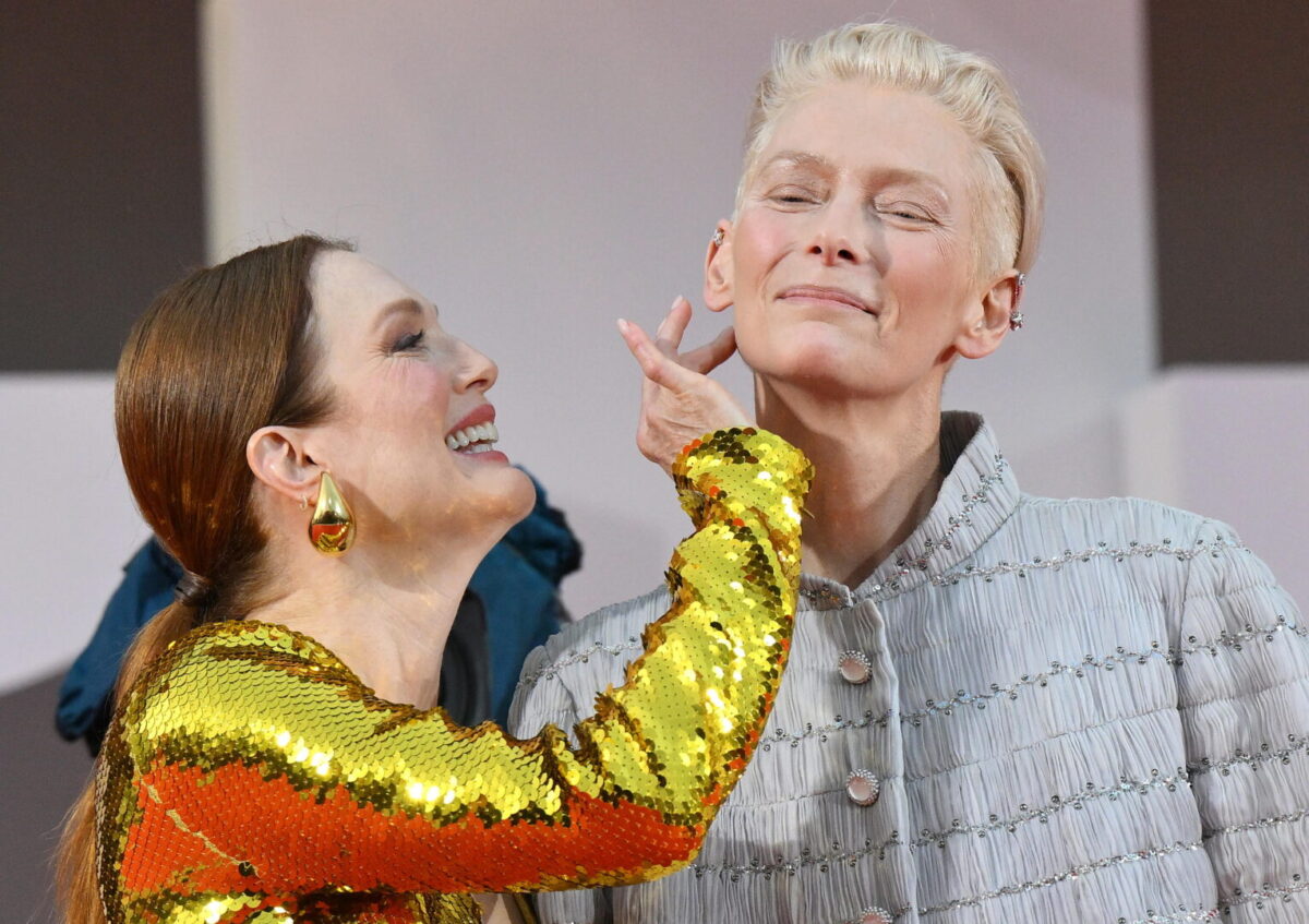 Las actrices Julianne Moore y Tilda Swinton en la presentación de la película 'La habitación de al lado' en el Festival de Venecia