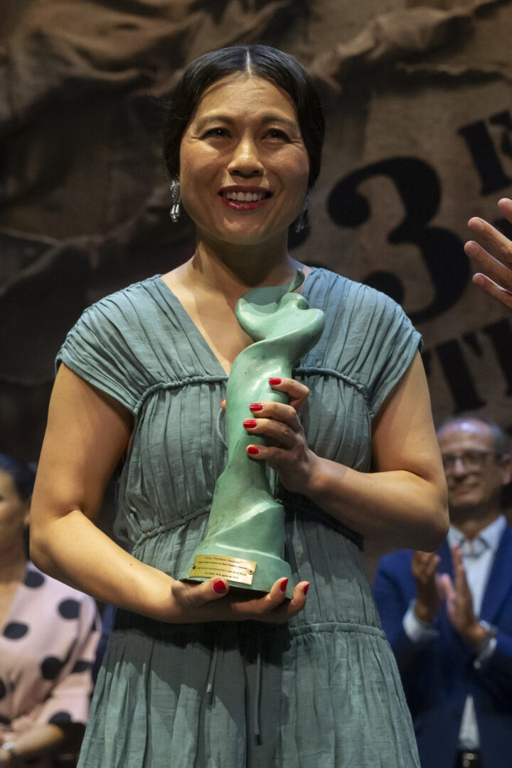 La bailaora japonesa La Yunko Hagiwara posa con el premio Desplante femenino del Festival Internacional del Cante de las Minas