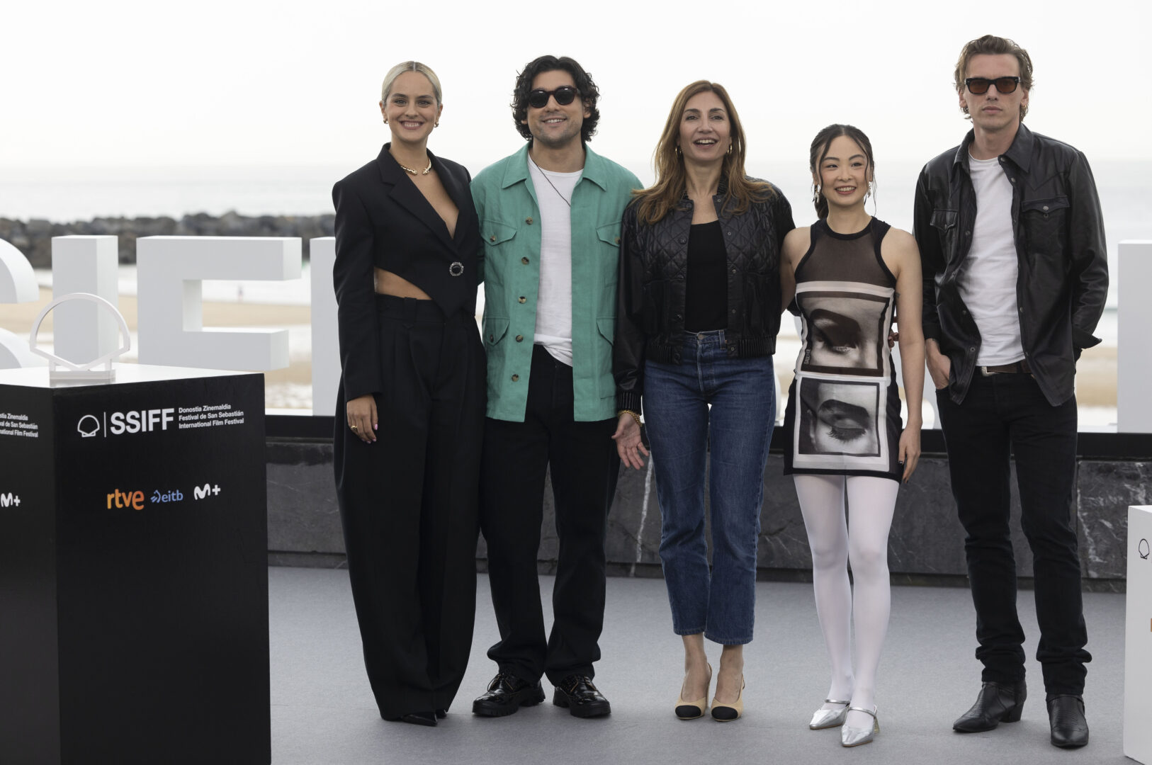 La directora Audrey Diwan (c) posa junto los actores Jamie Campbell Bower (d), Noemie Merlant (i), Chacha Huang (2d) y Will Sharpe, este viernes durante la presentación de la película 'Emmanuelle'