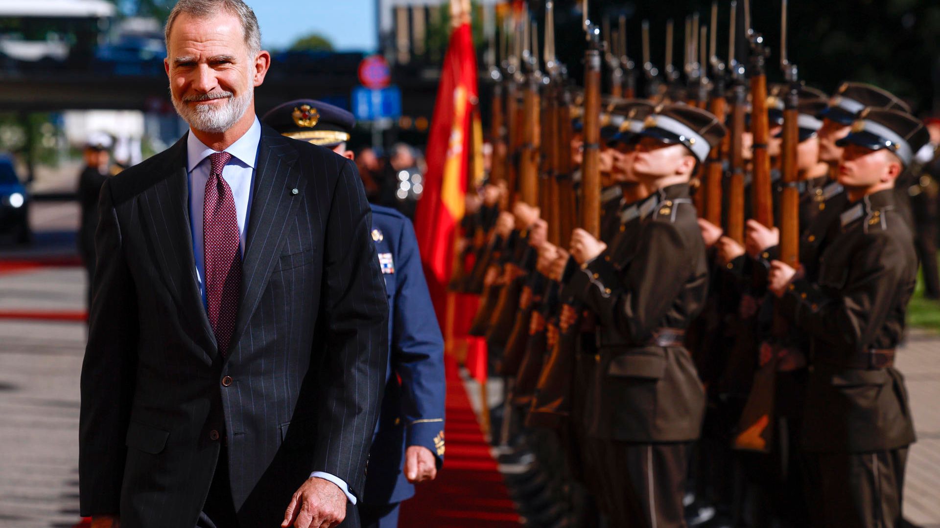 Felipe VI pasa revista a las tropas en Letonia