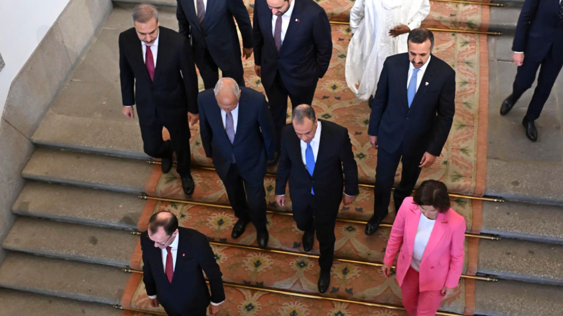 Asistentes a la reunión en el Palacio de Santa Cruz